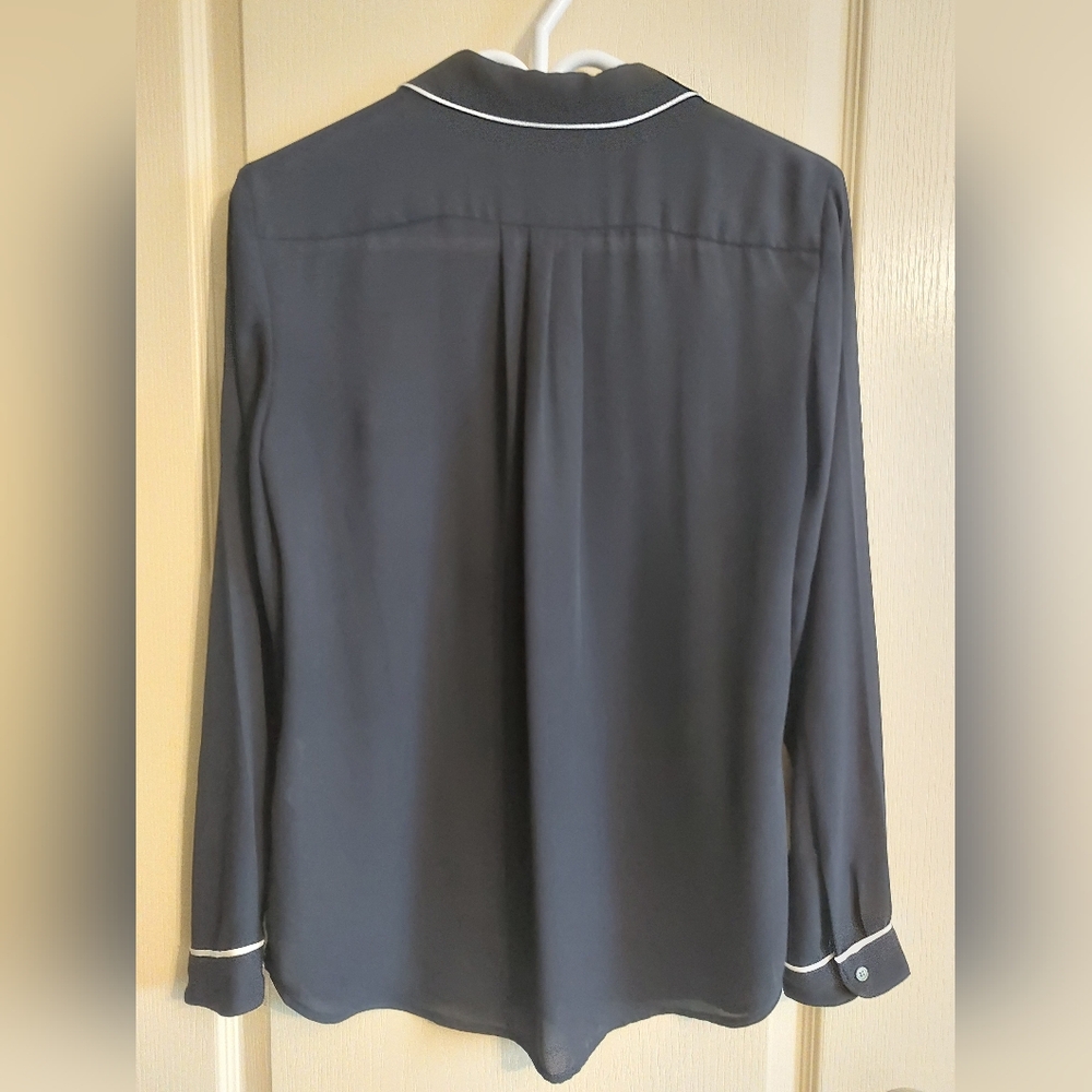 3 / $25 BANANA REPUBLIC Navy Blue Collared Button-Down Longsleeve Blouse. Small. - Picture 5 of 9